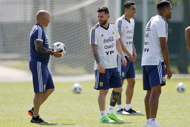 САМПАОЛИ ТВРДИ: Није тачно да Меси саставља тим!